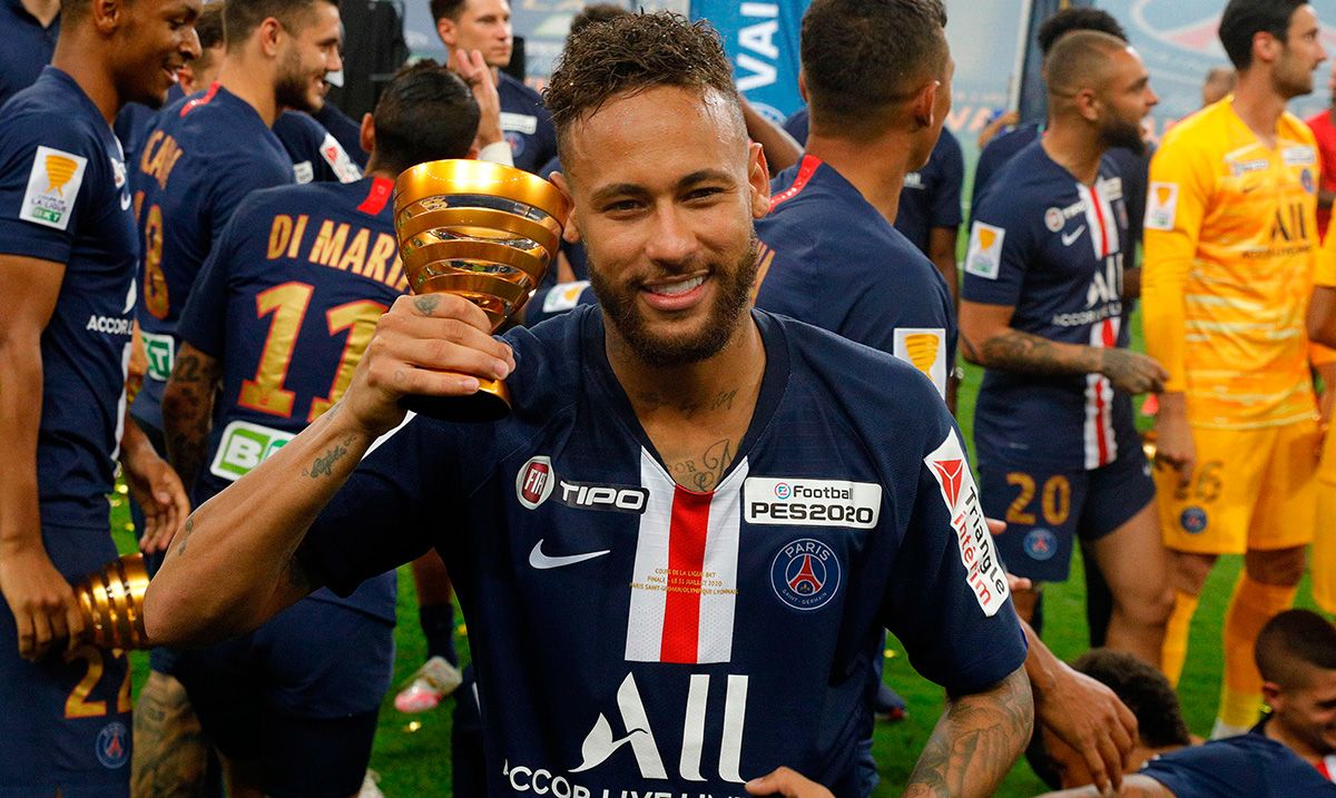 Neymar Jr, celebrating the title of the Cup of France with the PSG