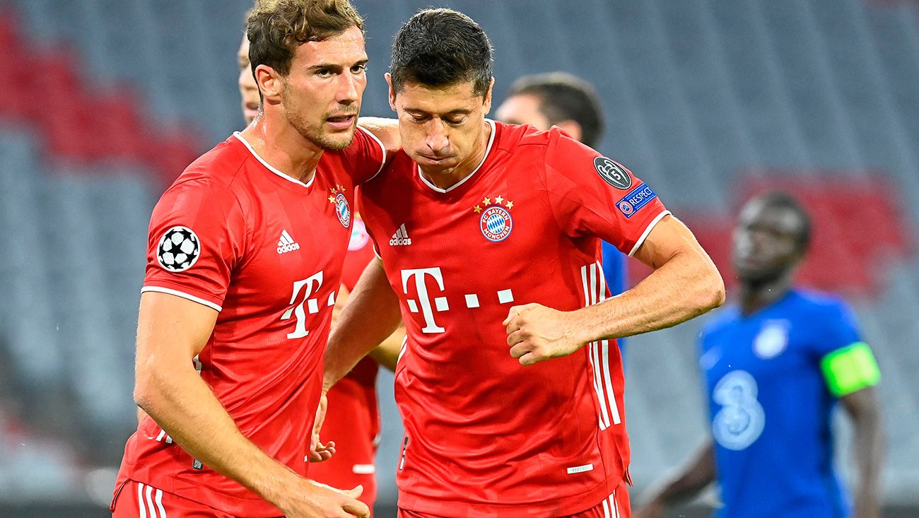 Lewandowski Celebrates a goal with Goretzka