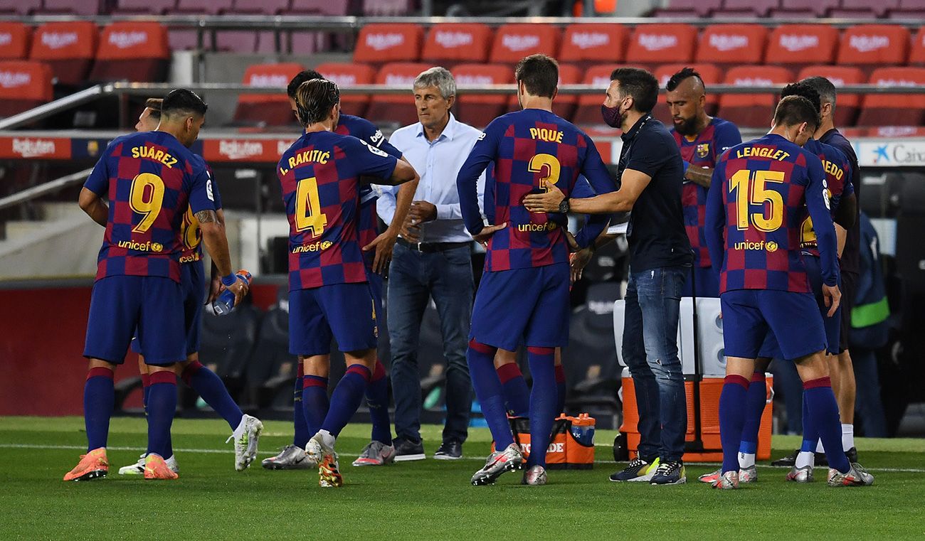 Quique Setién and other players of the Barça in a stop