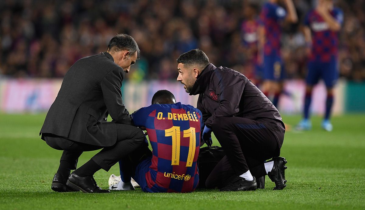 Ousmane Dembélé, being attended by the doctors in the Camp Nou