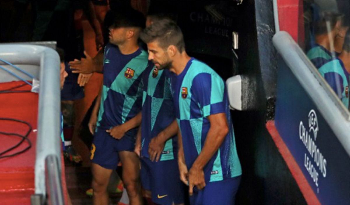 Los jugadores del Barça, antes de salir al campo a calentar antes de un partido