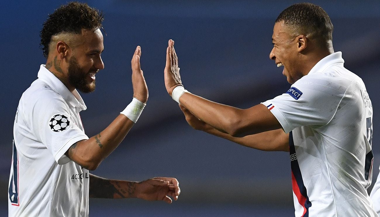 Neymar y Mbappé se chocan las manos en un partido