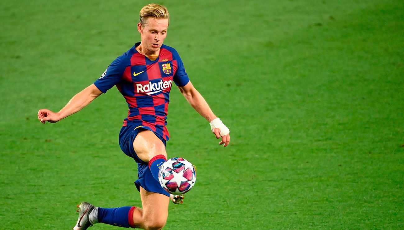 Frenkie Of Jong tries to control a ball