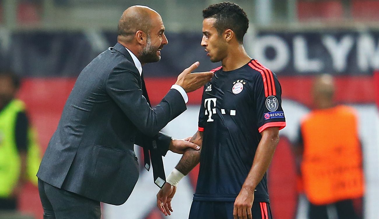 Pep Guardiola da una indicación a Thiago en un partido del Bayern