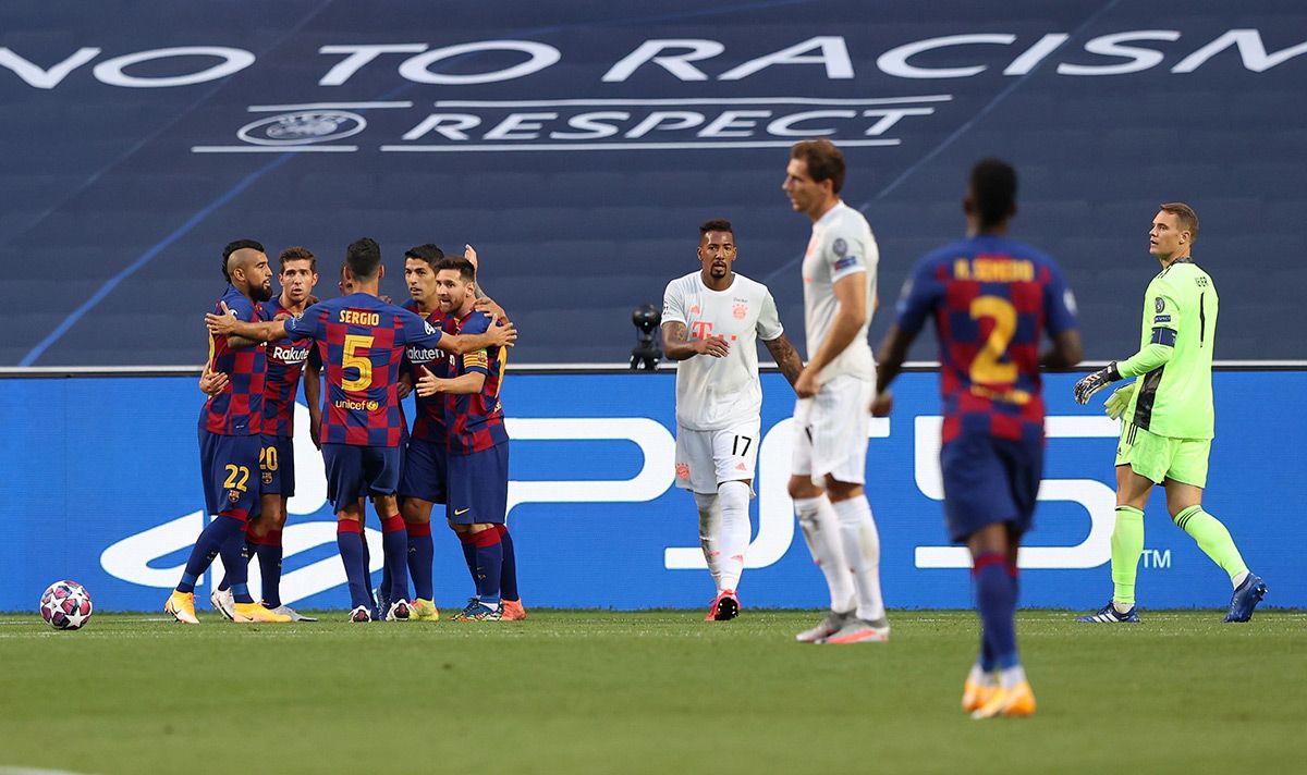 El FC Barcelona, celebrando el gol de Alaba en propia portería