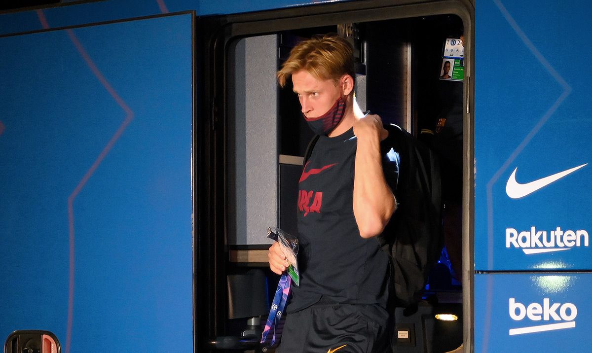 Frenkie de Jong, bajando del autobús tras el partido contra el Bayern