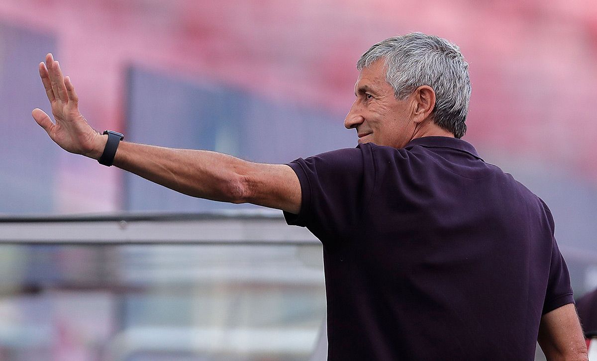 Quique Setién, saliendo del hotel de concentración del FC Barcelona