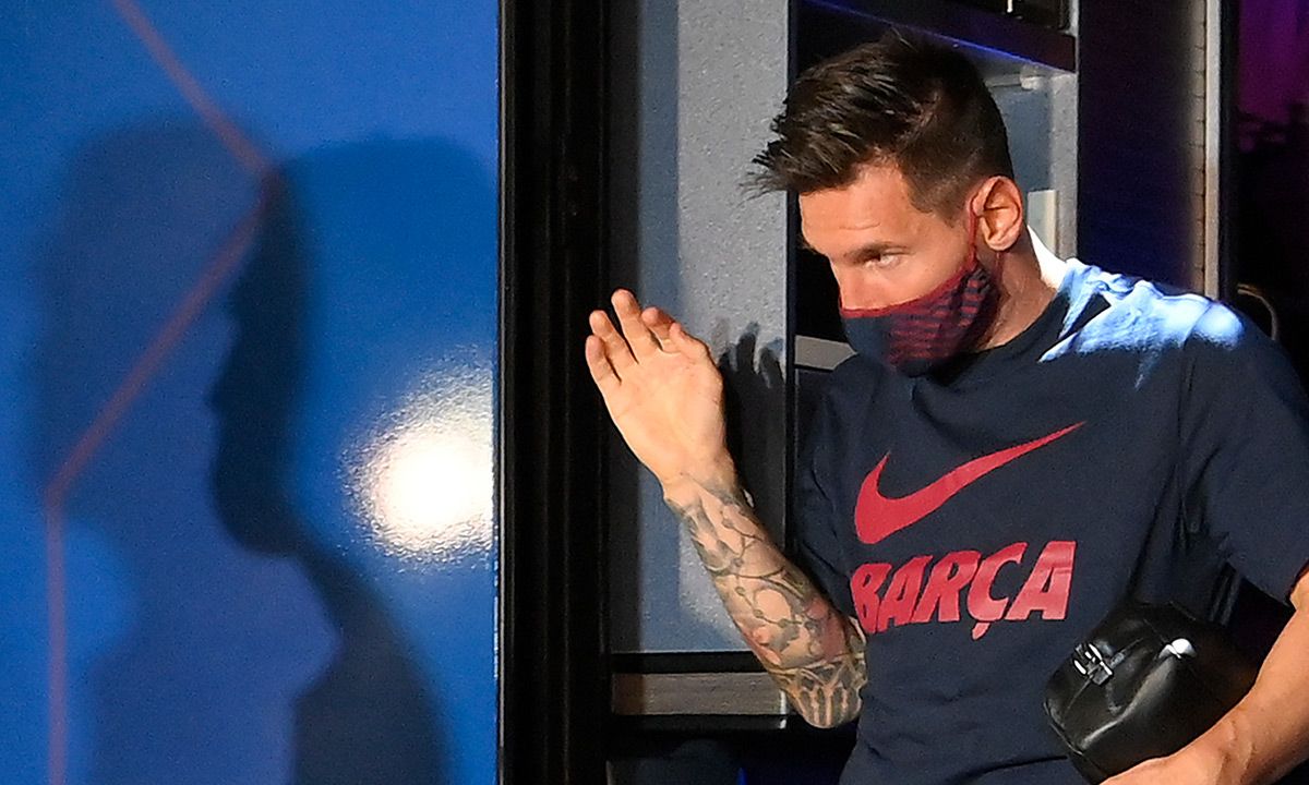 Leo Messi, bajando del autobús del Barça con mascarilla