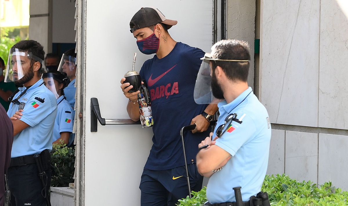 Luis Suárez, saliendo del autobús del FC Barcelona