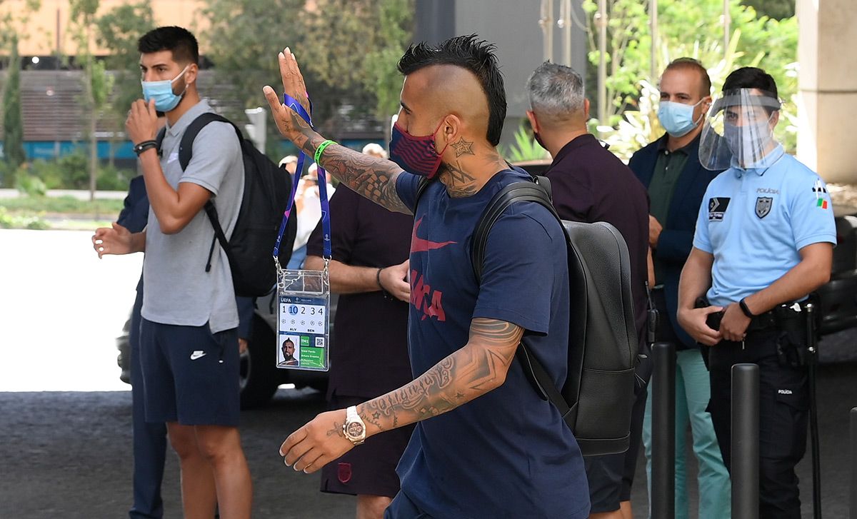 Arturo Vidal, saludando a los aficionados del FC Barcelona