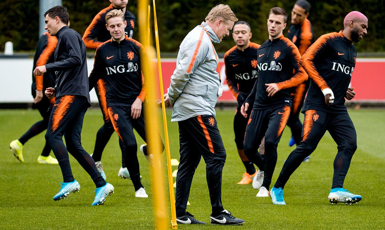 Ronald Koeman in a training of the selection of Holland