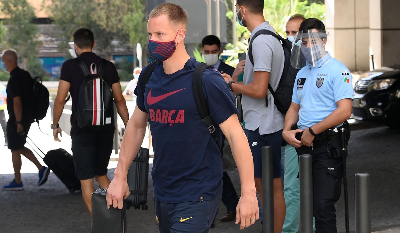 Ter Stegen con su mascarilla en la salida del Barça del estadio