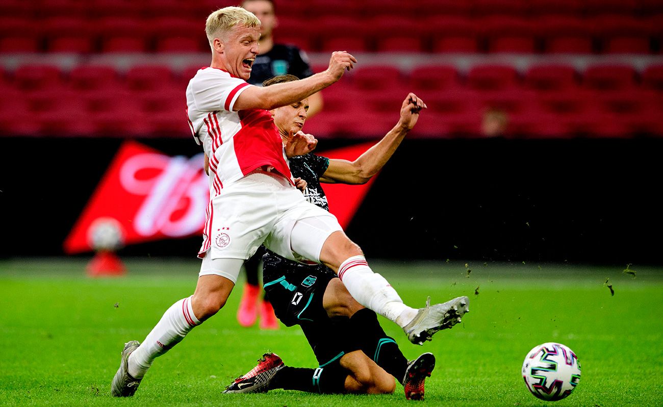 Van de Beek lucha por un balón con el Ajax