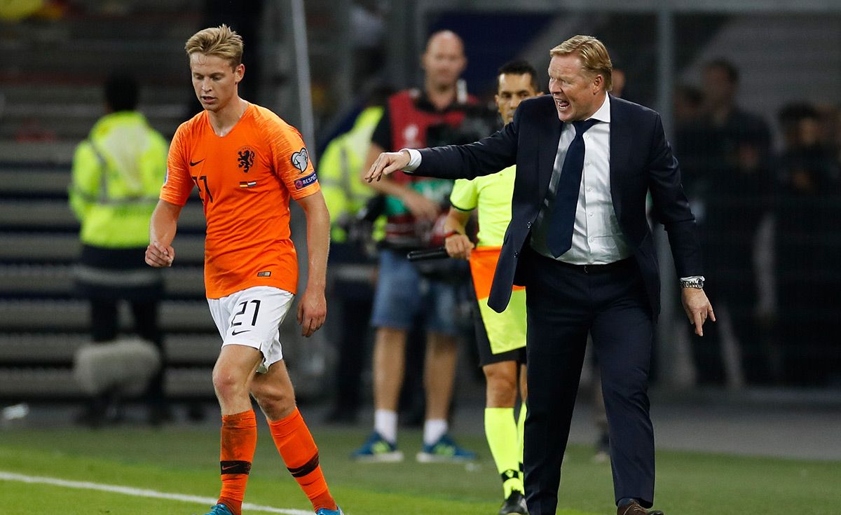 Frenkie de Jong, beside Ronald Koeman