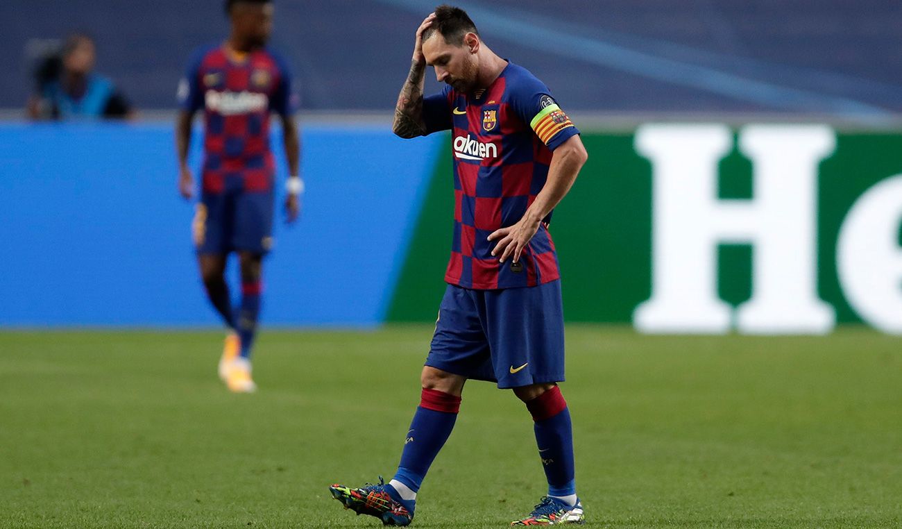 Leo Messi se toca la cabeza y se lamenta en un partido