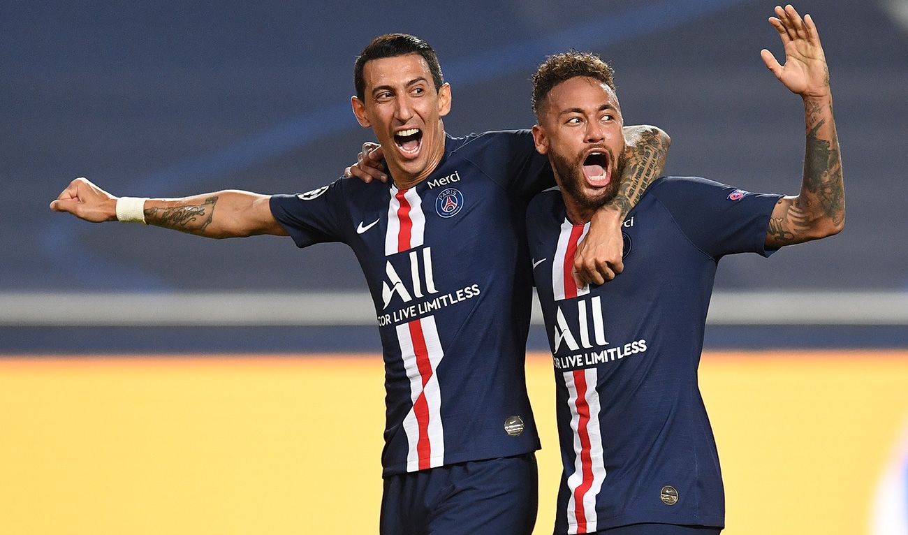 Di María y Neymar Jr celebran un gol del PSG