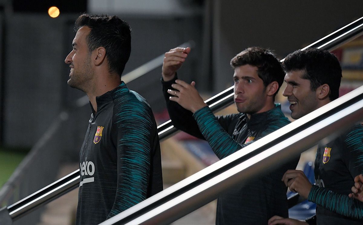 Sergio Busquets and Sergi Roberto, beside Carles Aleñá