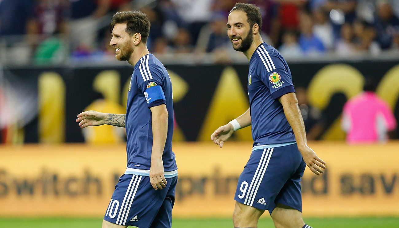 Higuaín y Leo Messi en un calentamiento con Argentina