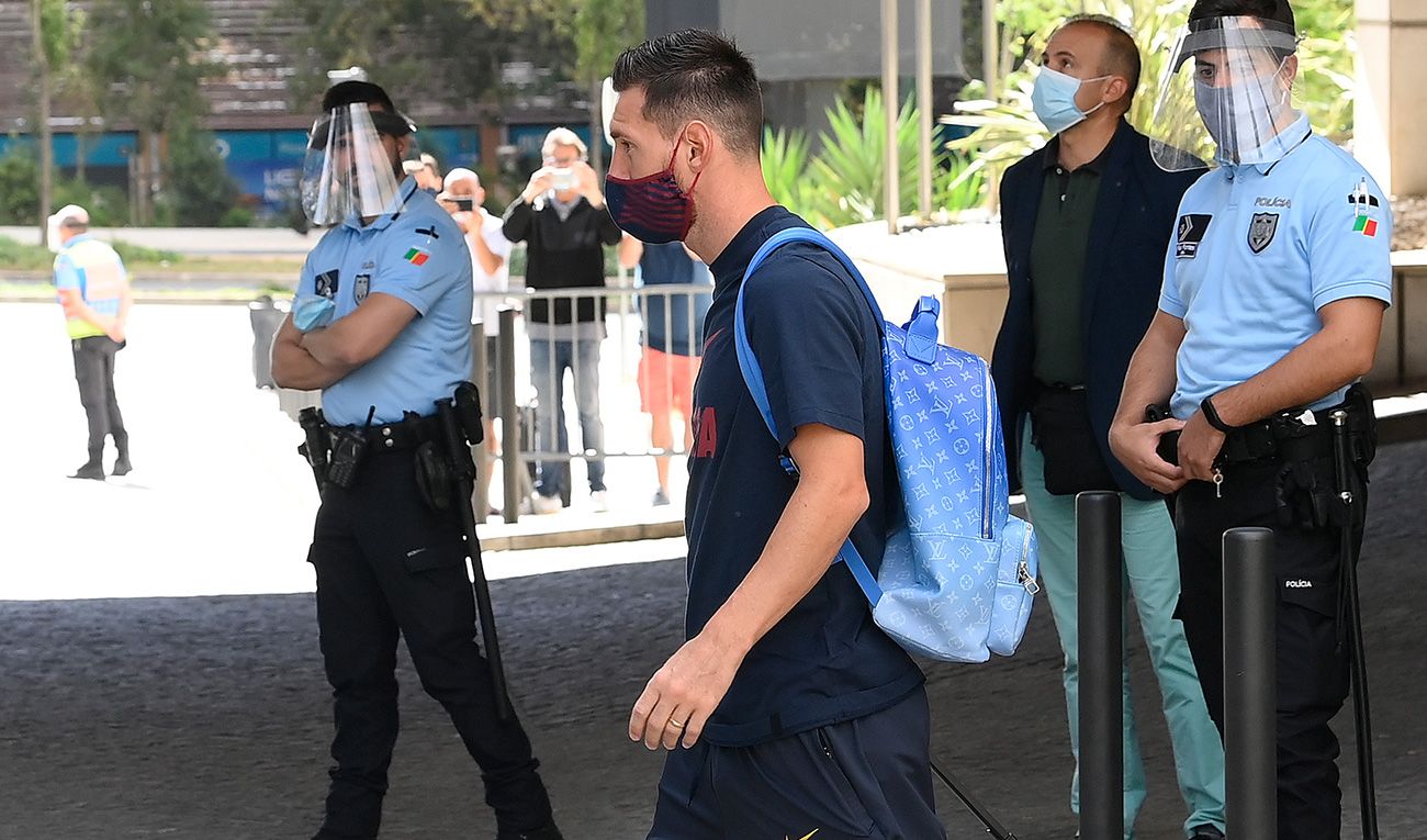 Leo Messi leaves  of the hotel of the Barça in Portugal