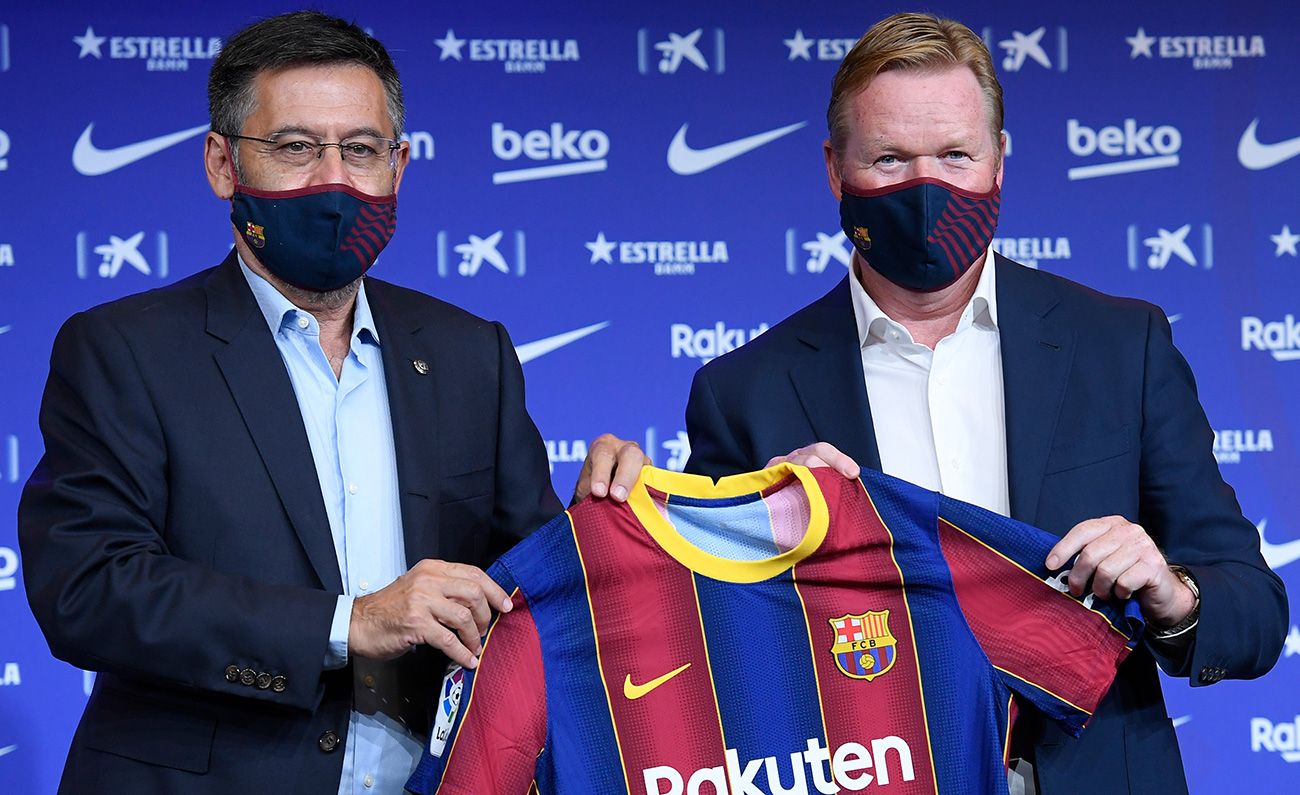 Ronald Koeman poses with Bartomeu in his presentation