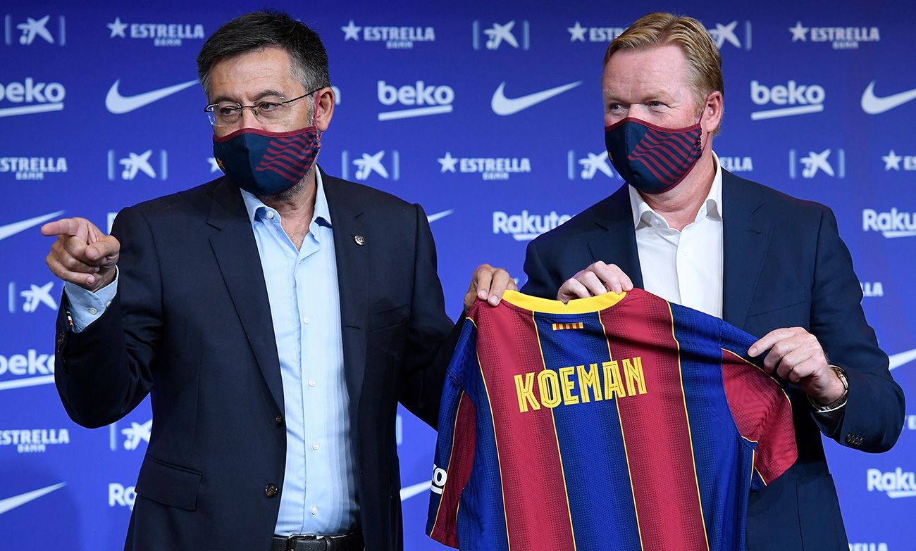 Ronald Koeman and Bartomeu pose with the T-shirt of the Barça