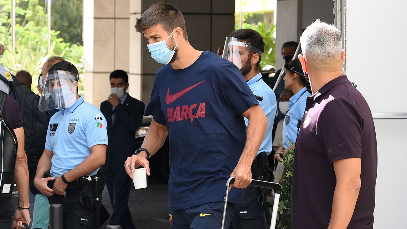 Gerard Hammered goes out of the hotel of the Barcelona in Lisbon
