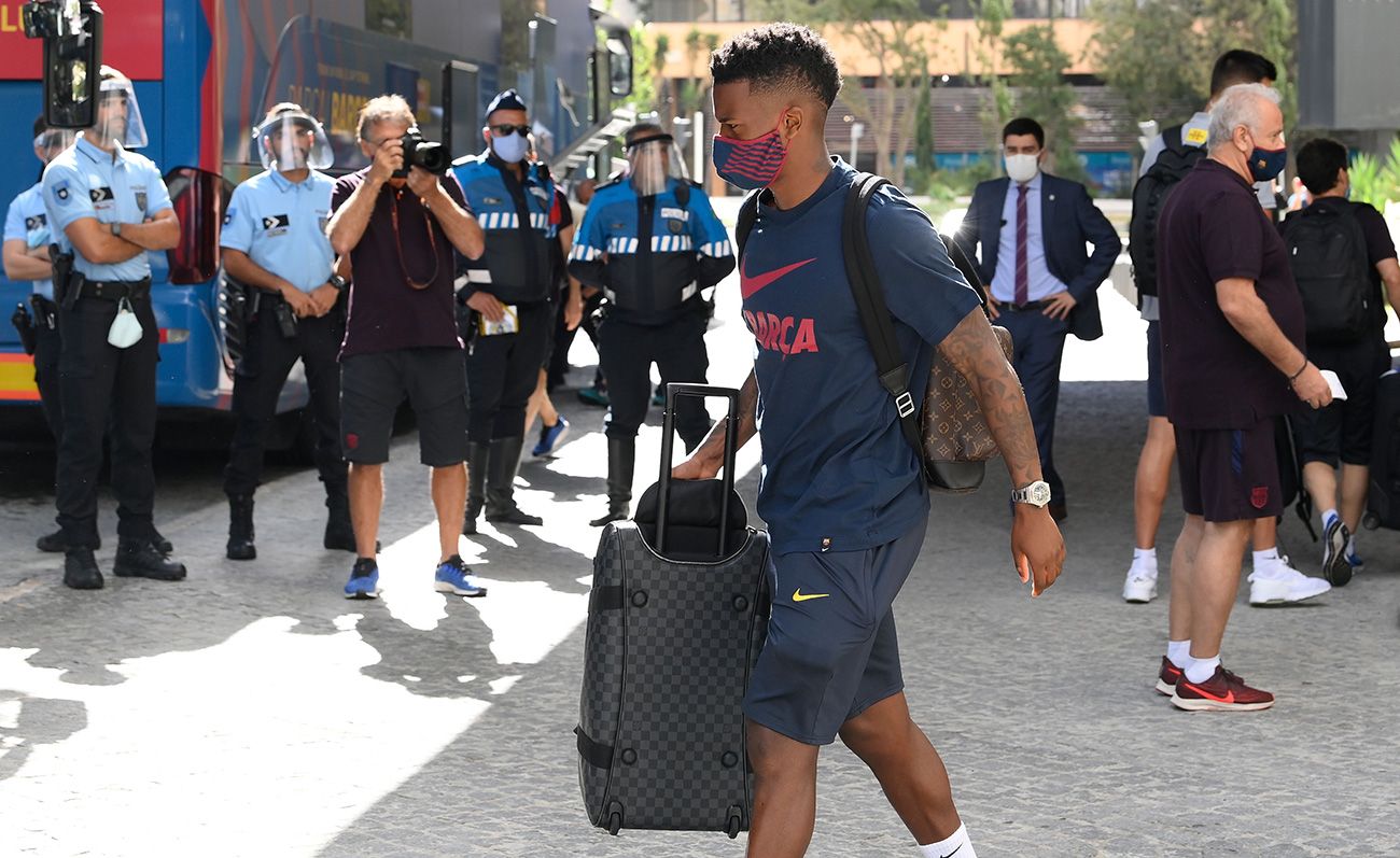 Nélson Semedo saliendo del hotel del Barcelona en Lisboa