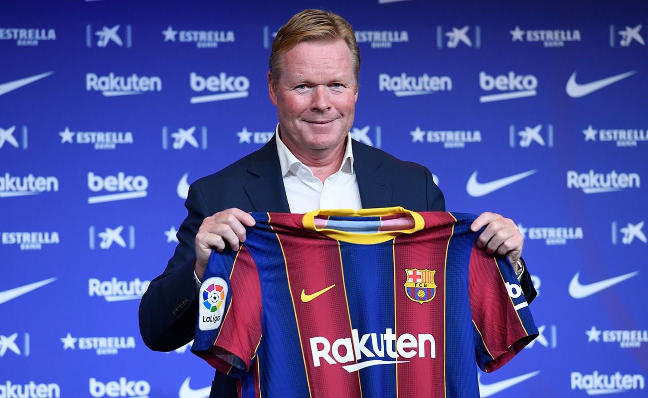 Ronald Koeman poses with the T-shirt of the Barça