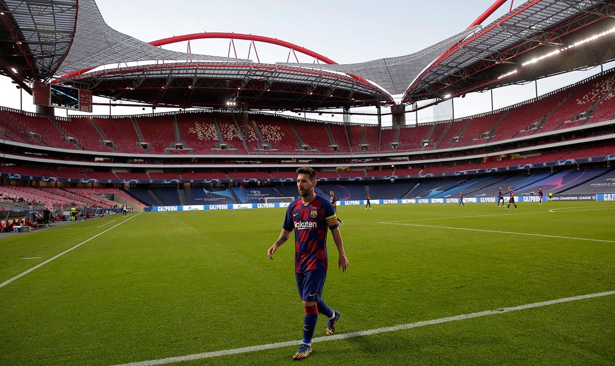 Leo Messi, caminando rumbo a los vestuarios en el Estadio Da Luz