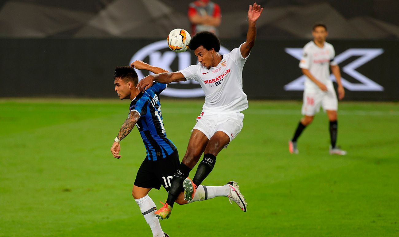 Jules Koundé le gana un duelo aéreo a Lautaro Martínez