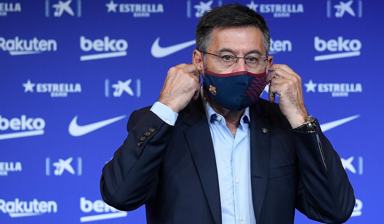 Josep Maria Bartomeu in an act of the Barça with mask