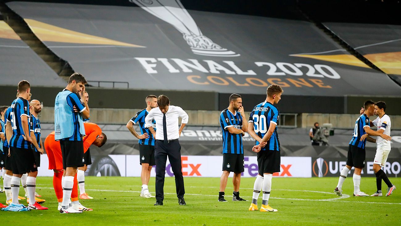 Conte, Lautaro y otros jugadores del Inter tras perder ante el Sevilla