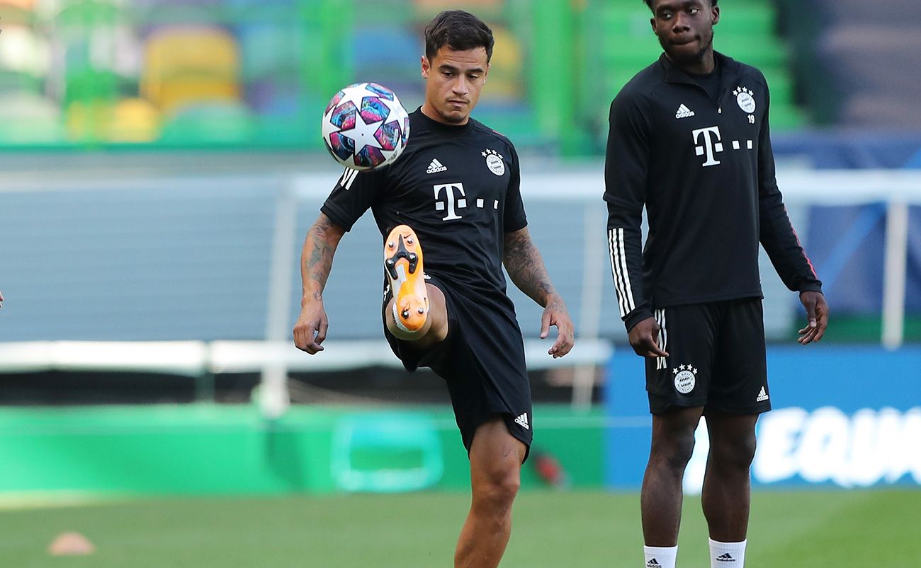Philippe Coutinho giving touch in a training