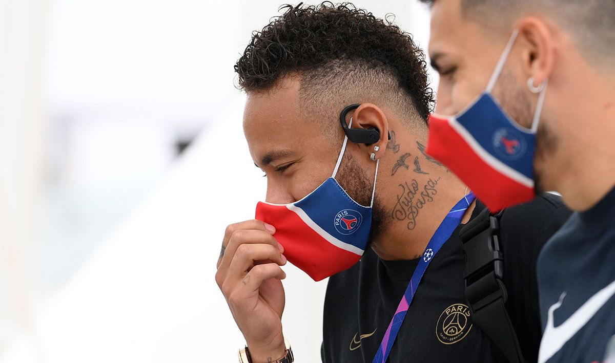 Neymar Jr, with mask in the rows of Paris Saint-Germain