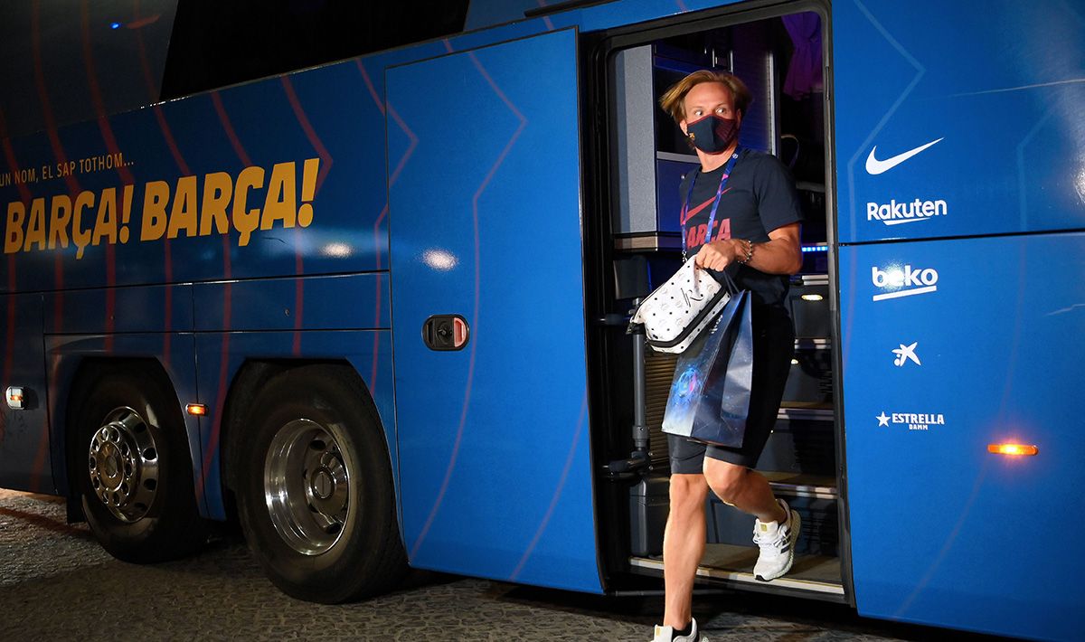 Ivan Rakitic, saliendo del autobús del FC Barcelona