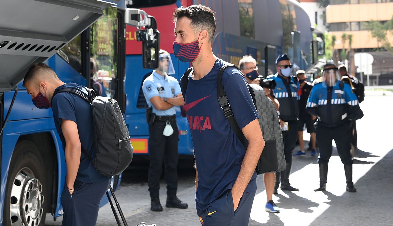 Sergio Busquets se marcha del hotel de concentración del Barça