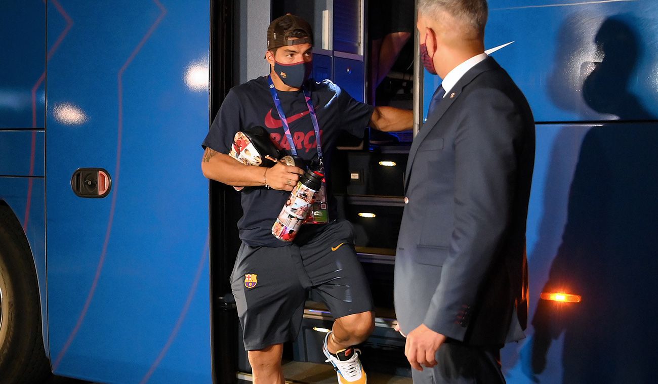Luis Suárez sale del autobús del Barça