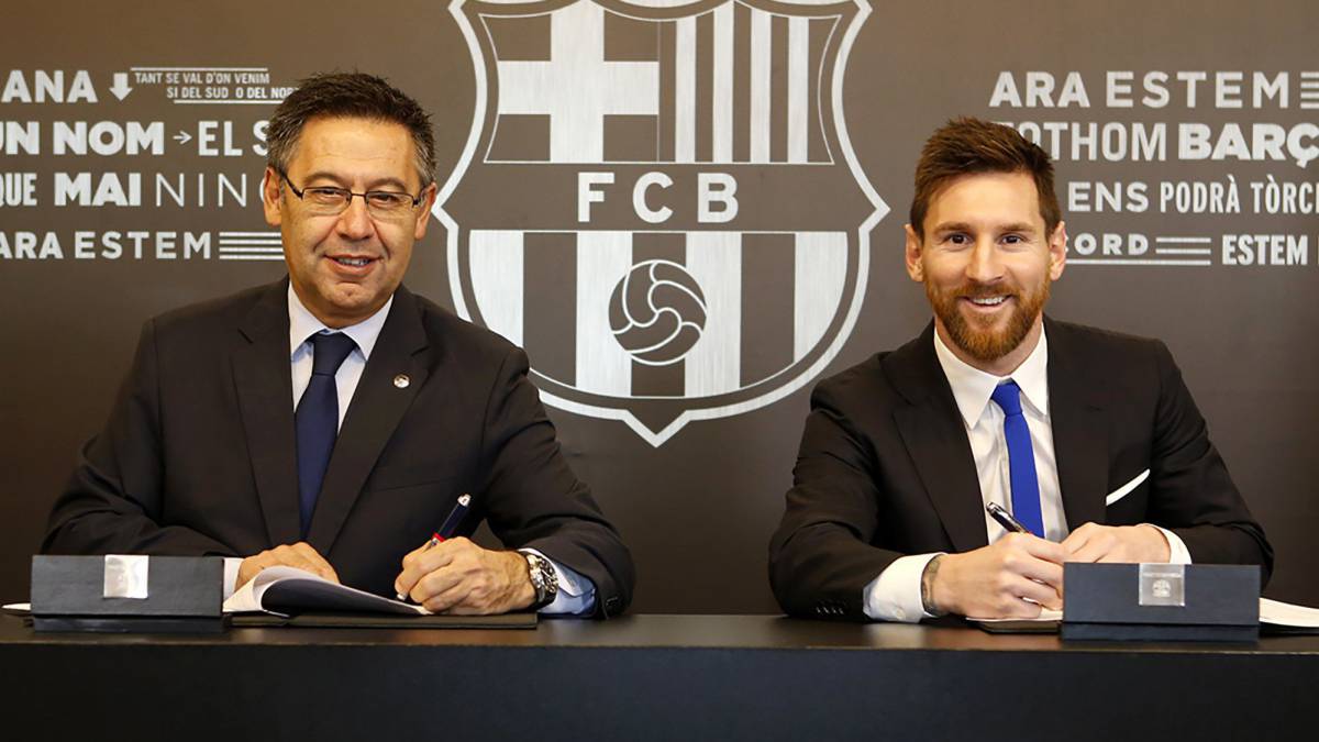 Messi and Bartomeu in a photo of archive