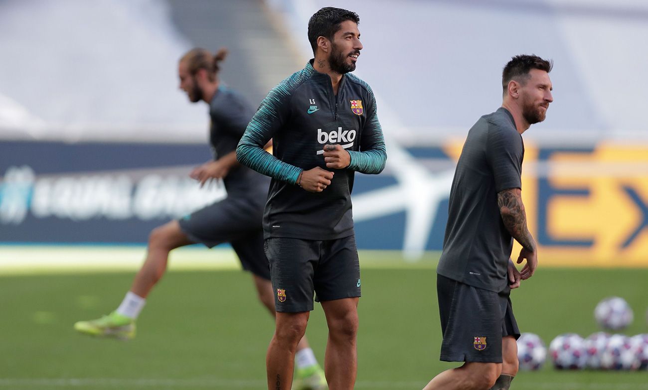 Luis Suárez in a training beside Messi