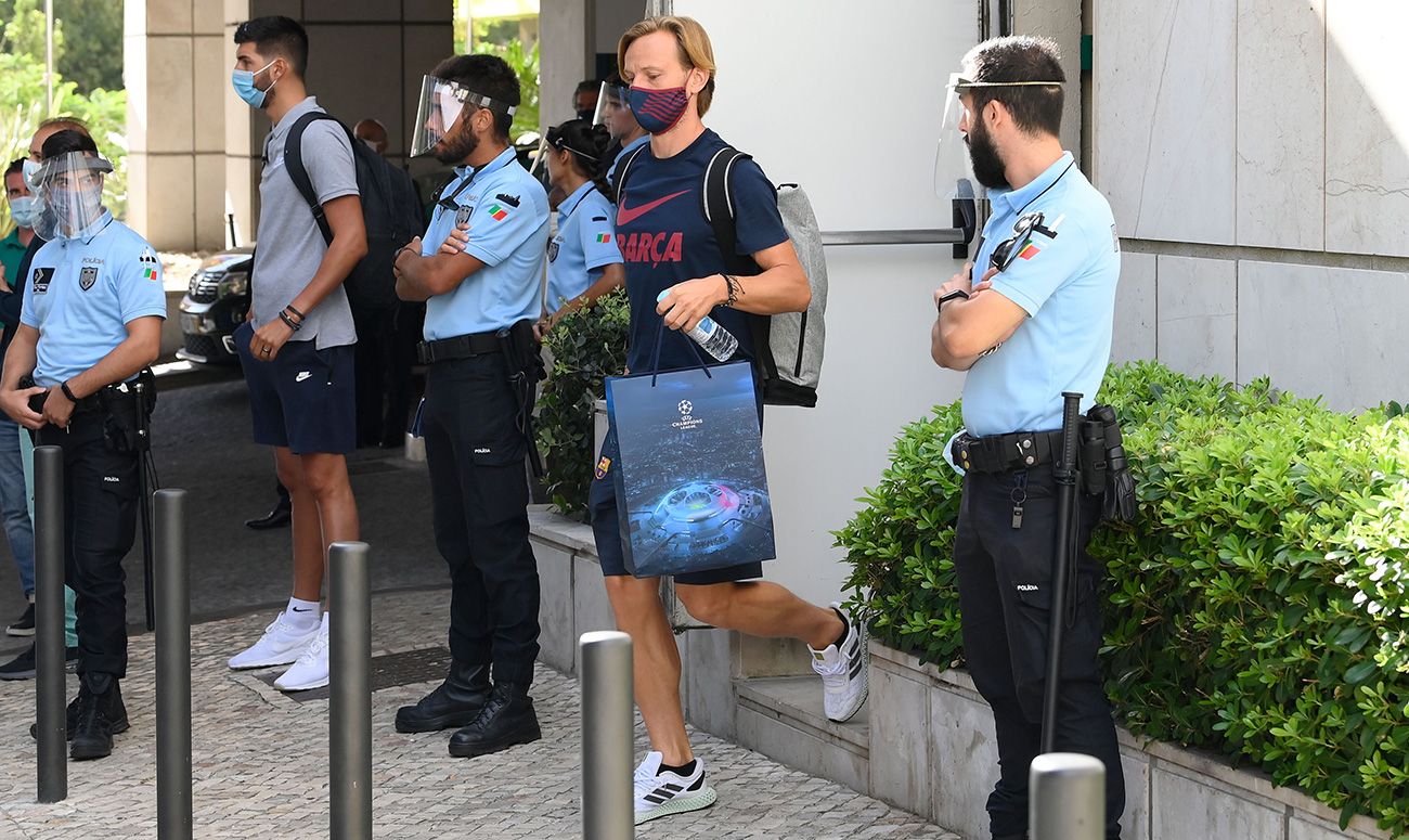 Ivan Rakitic leaves  of the hotel of the Barça