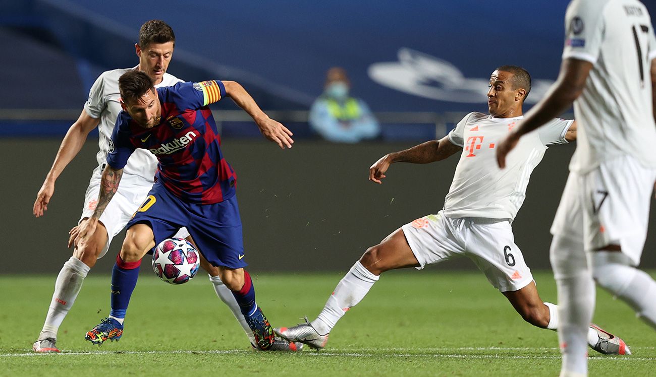 Leo Messi en una jugada con Thiago en el Barça-Bayern