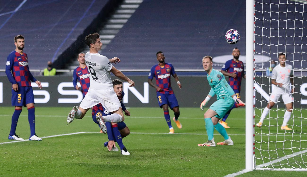 Lewandowski a punto de marcar su gol contra el Barça en el 2-8