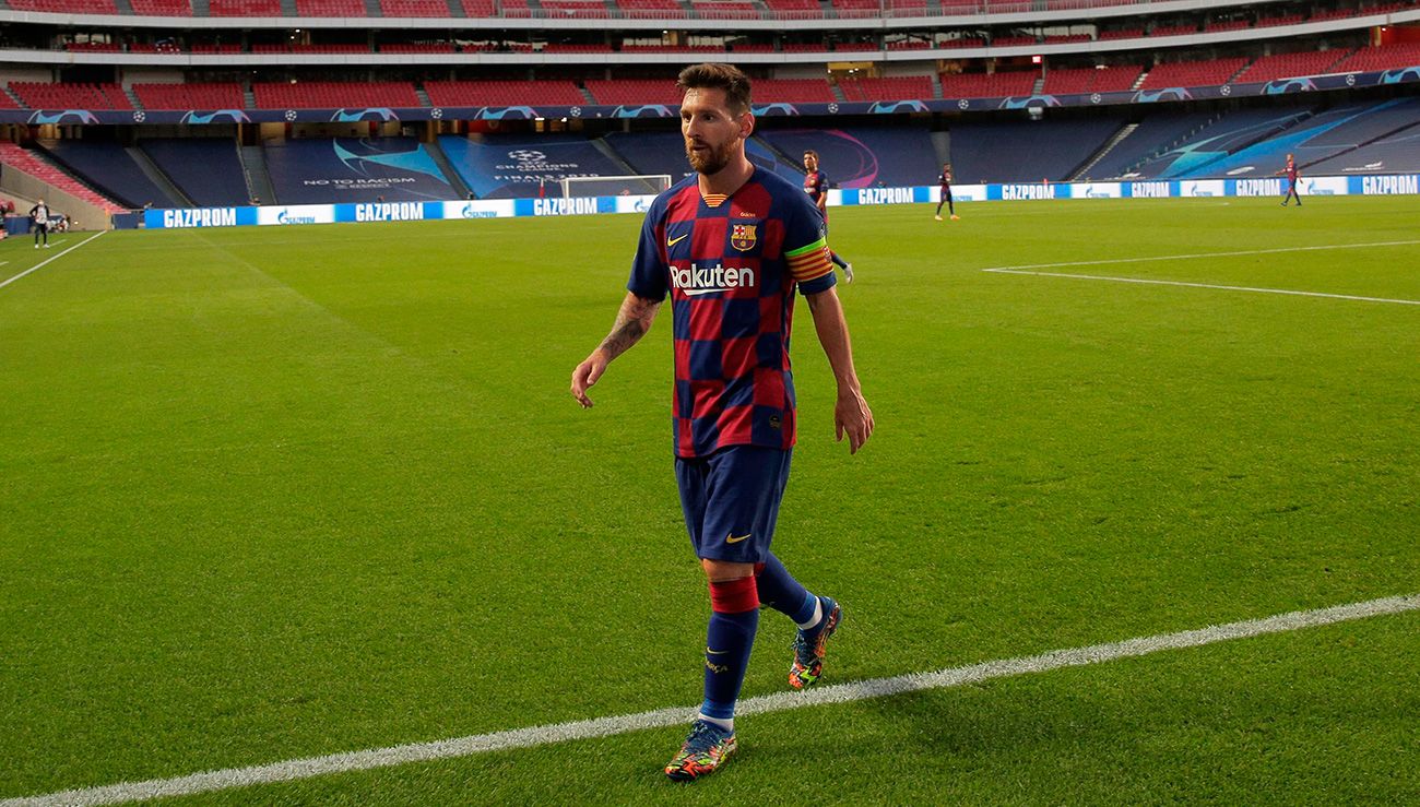 Leo Messi, caminando rumbo a los vestuarios en el Estadio Da Luz