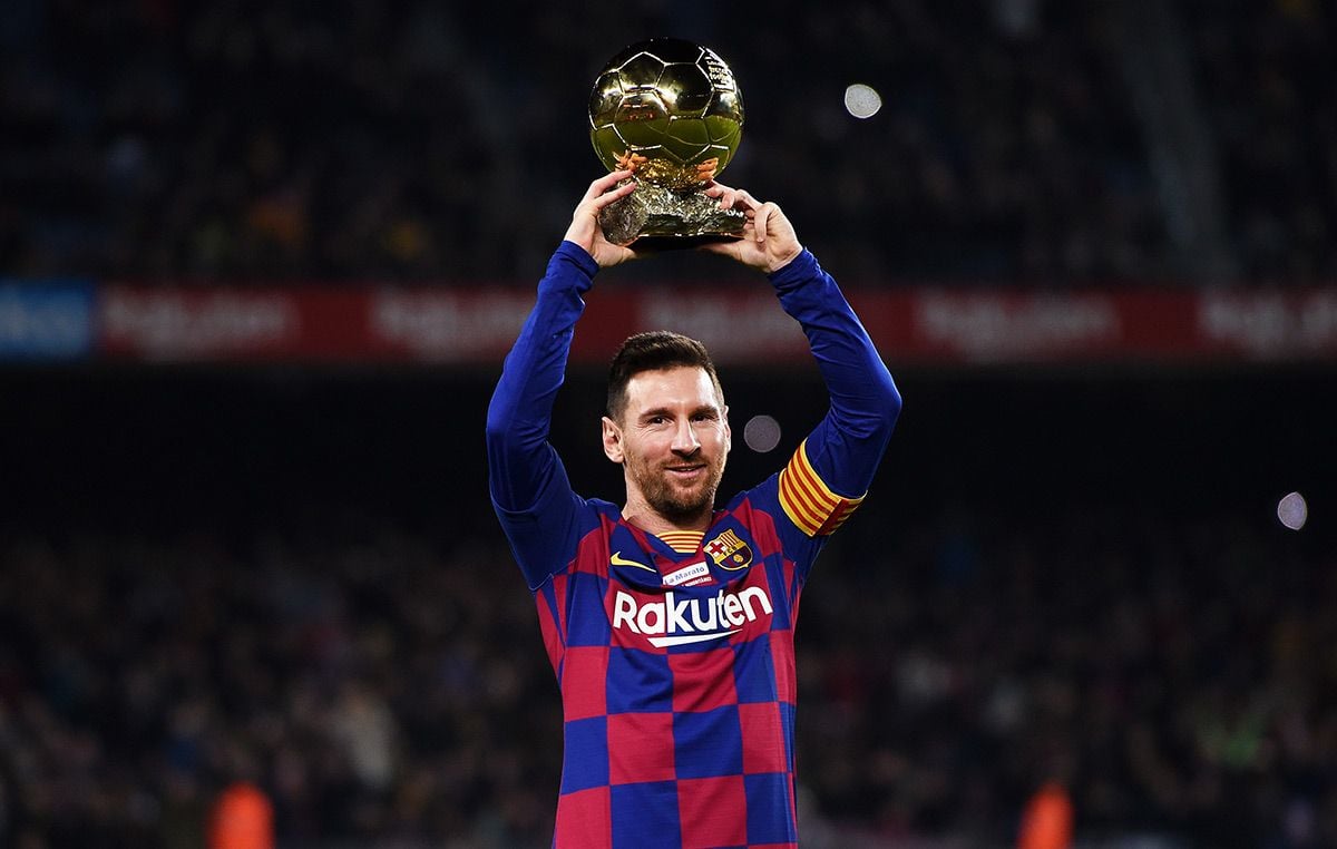 Leo Messi, delivering the Balloon of Gold to the fans