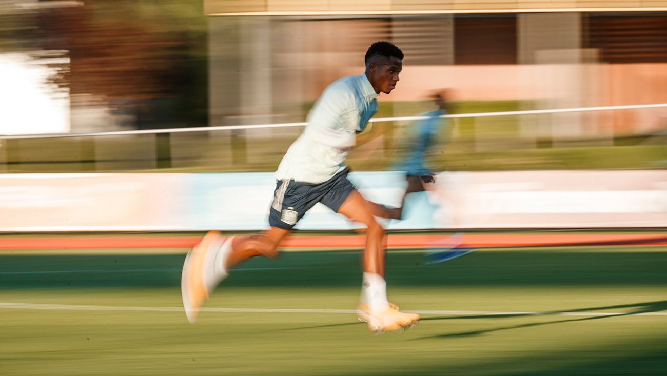 Ansu Fati sprinta en un entrenamiento de la selección española