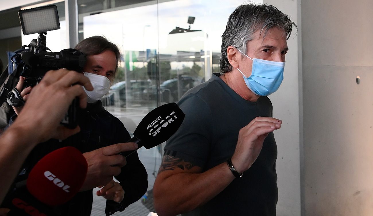 Jorge Messi gives long to the press in the airport