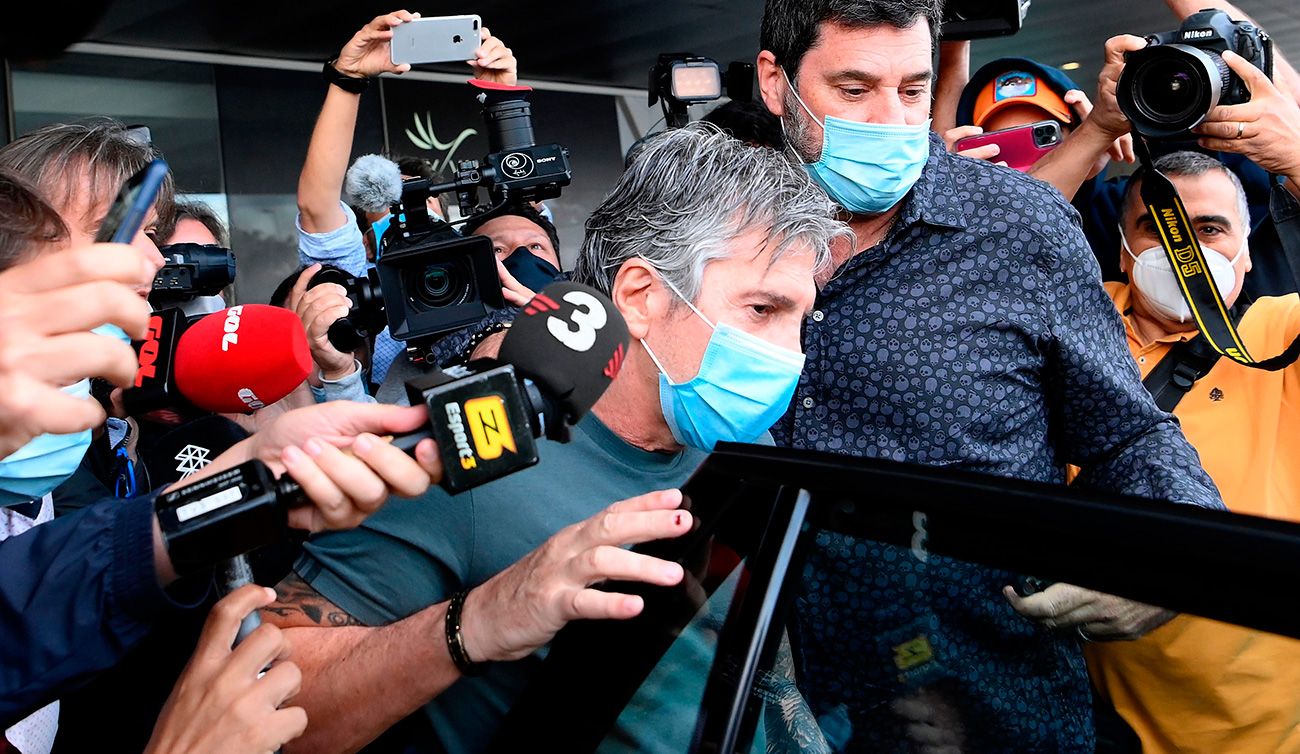 Jorge Messi escapes of the journalists