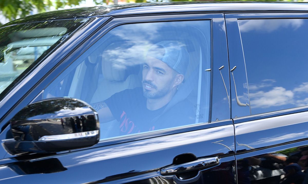 Luis Suárez, saliendo de la Ciutat Esportiva en coche