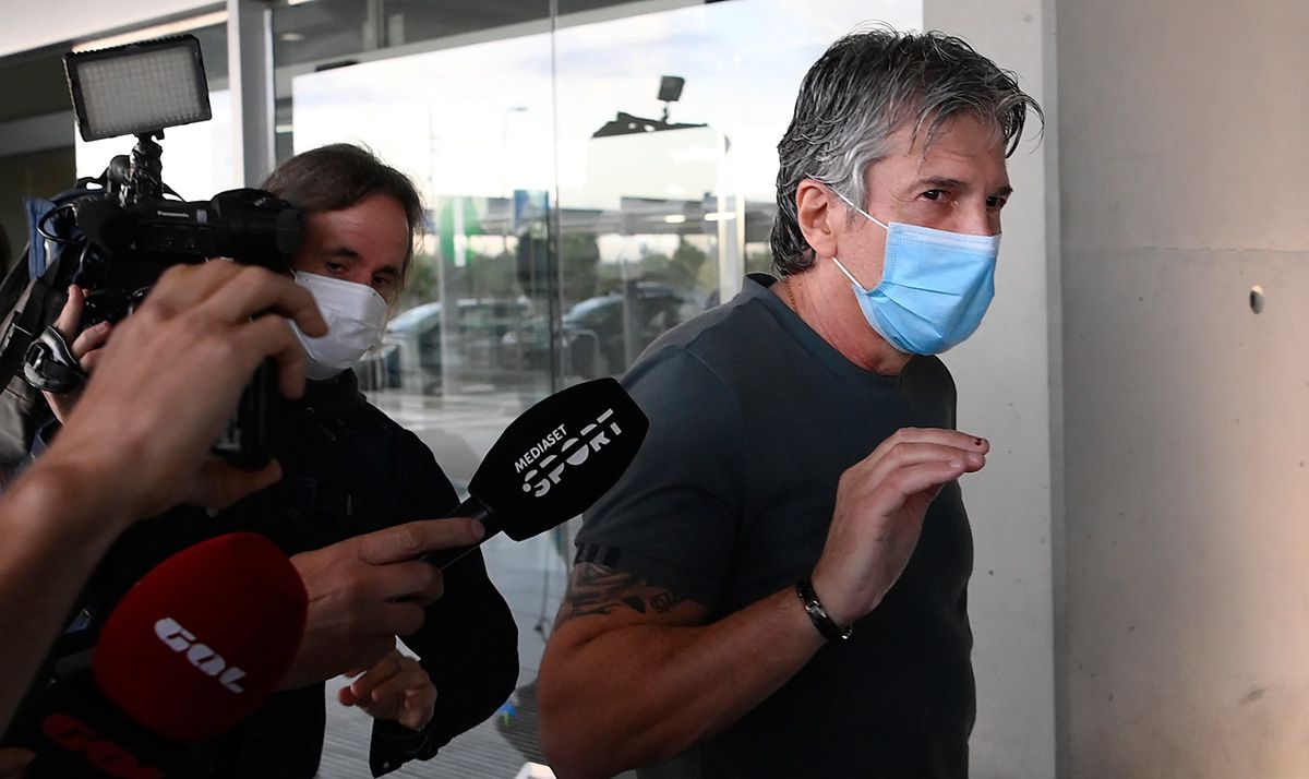 Jorge Messi, harassed by the media