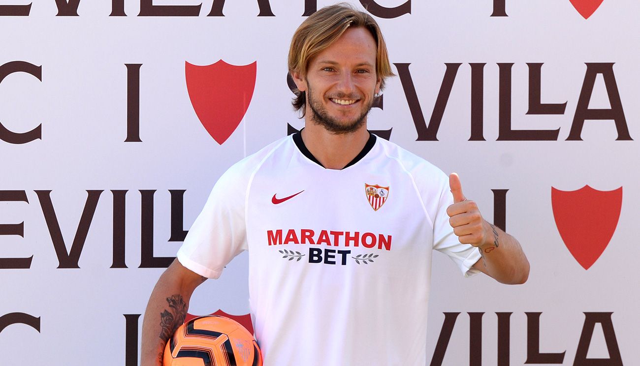 Ivan Rakitic poses with the T-shirt of the Seville in his presentation